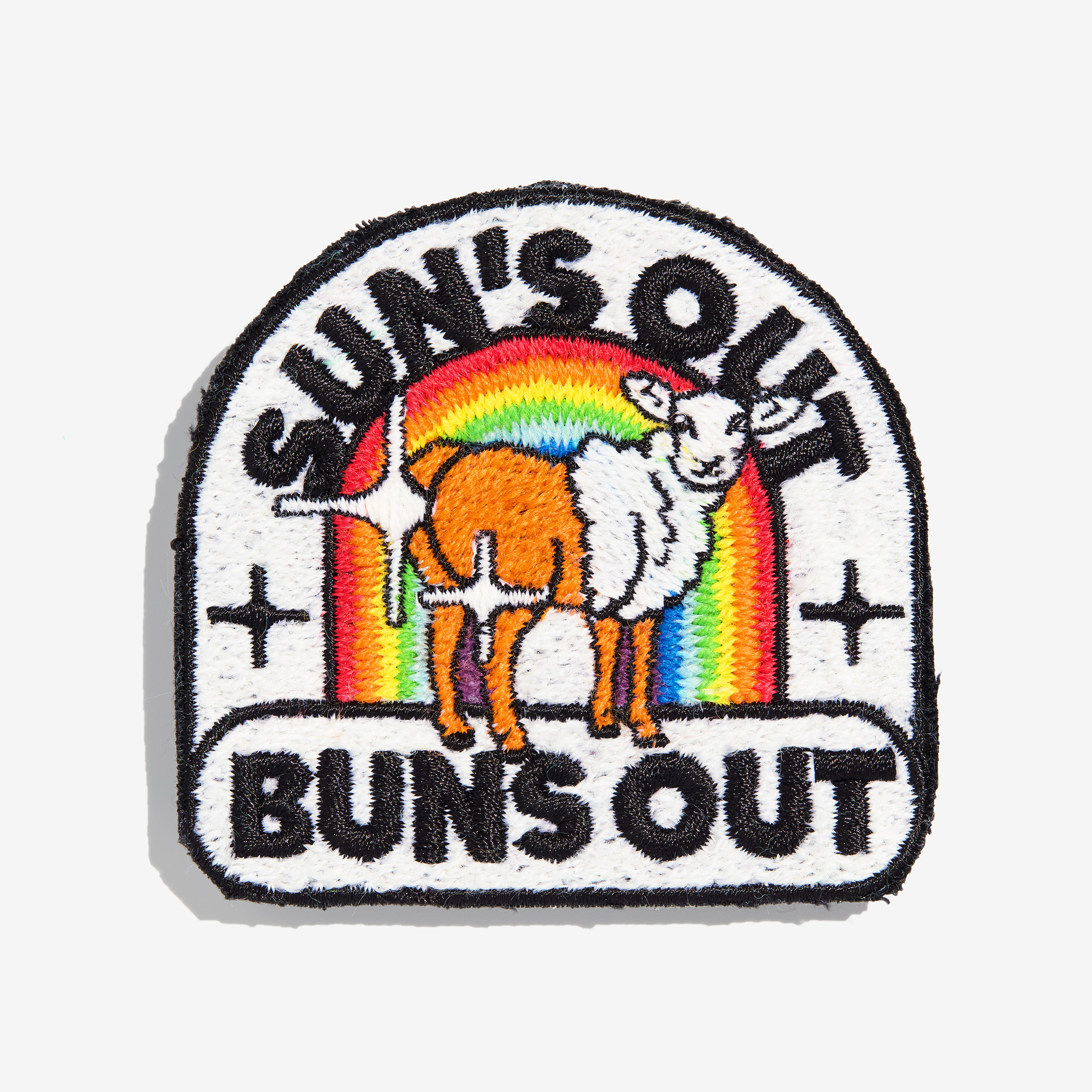 Patch "sun's out buns out" aus schwuler Schafwolle auf einem weißen Hintergrund.