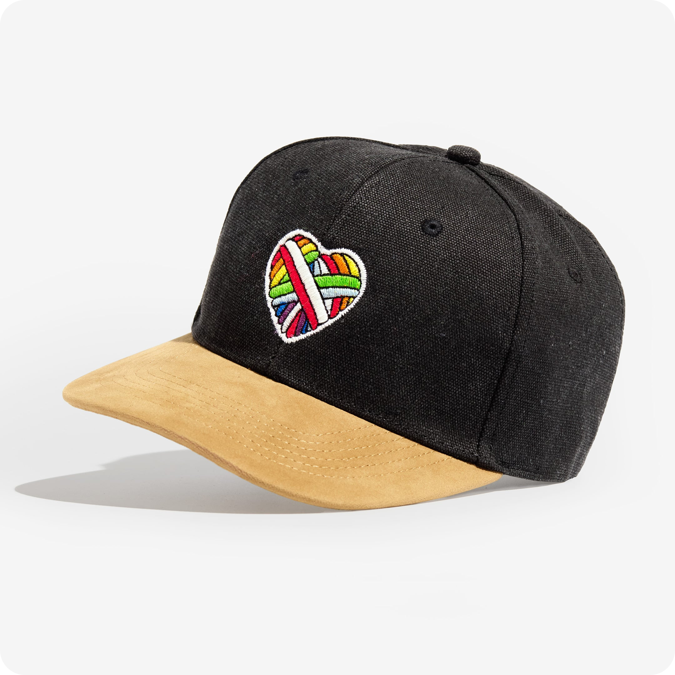 "Woolen Heart" Skater-Cap von Rainbow Wool "Woolen Heart" Skater-Cap mit einem Herz-Motiv aus schwuler Schafwolle auf einem weißen Hintergrund.