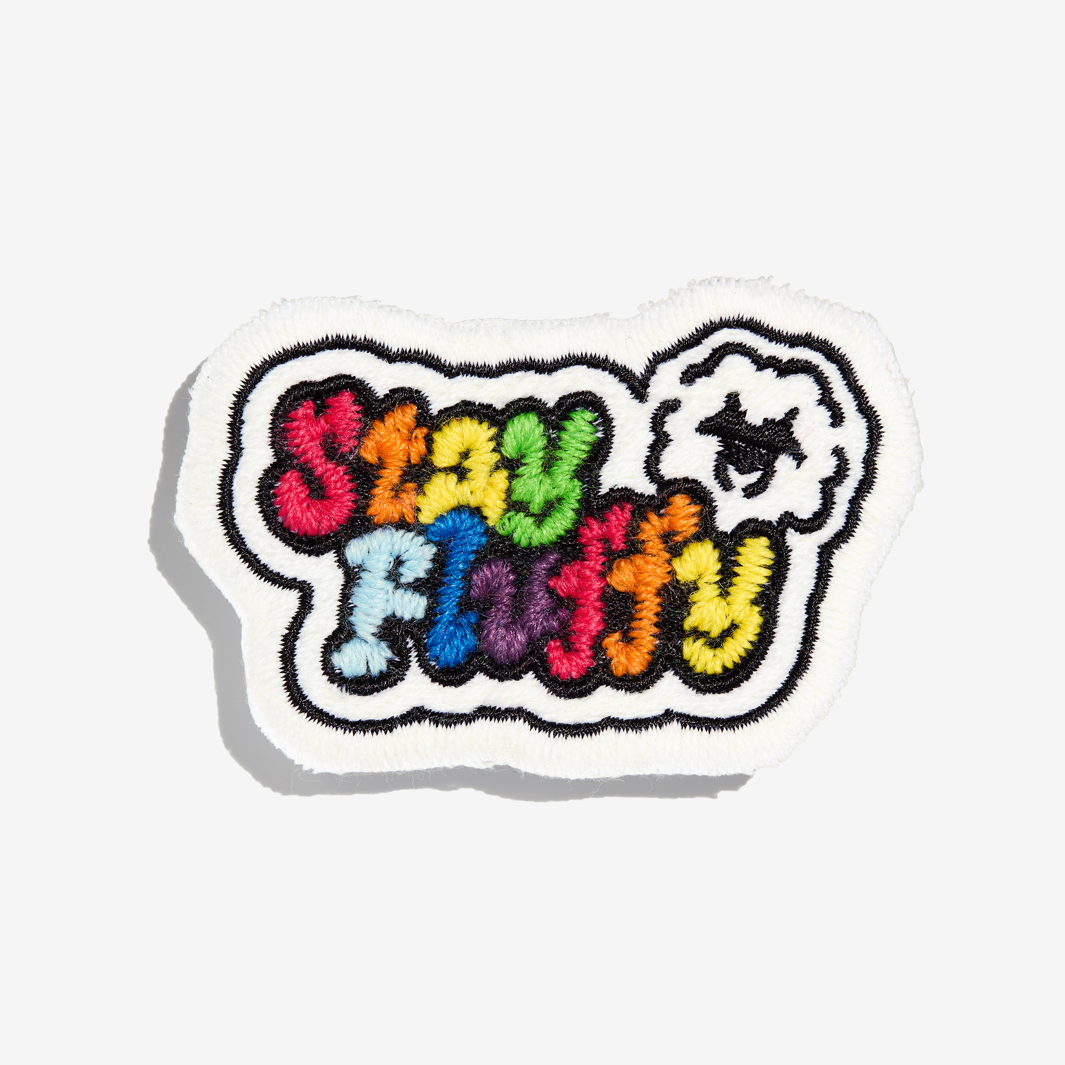 Patch "stay fluffy" aus schwuler Schafwolle auf einem weißen Hintergrund.