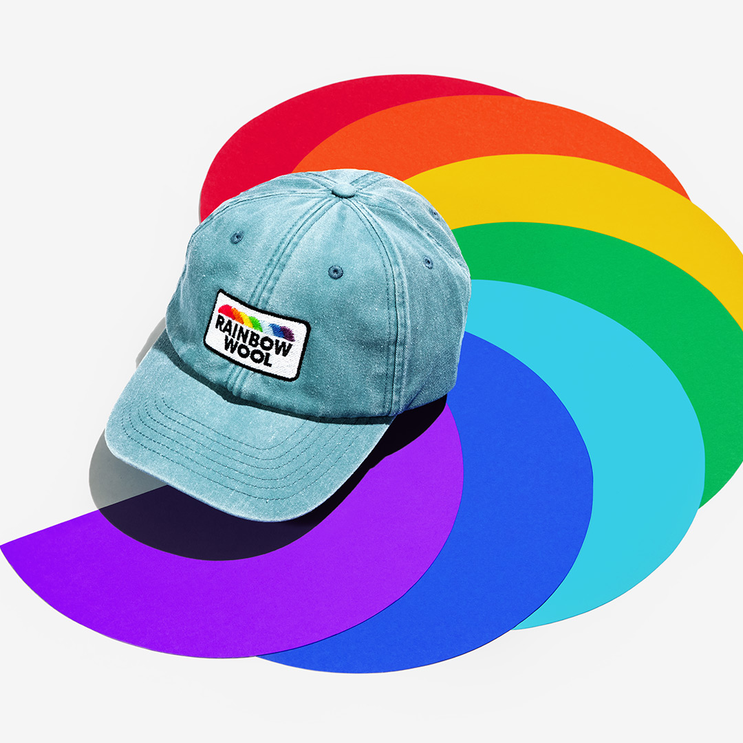 "Rainbow Wool" Vintage-Cap mit einem Logo-Motiv aus schwuler Schafwolle auf einem bunten Hintergrund.