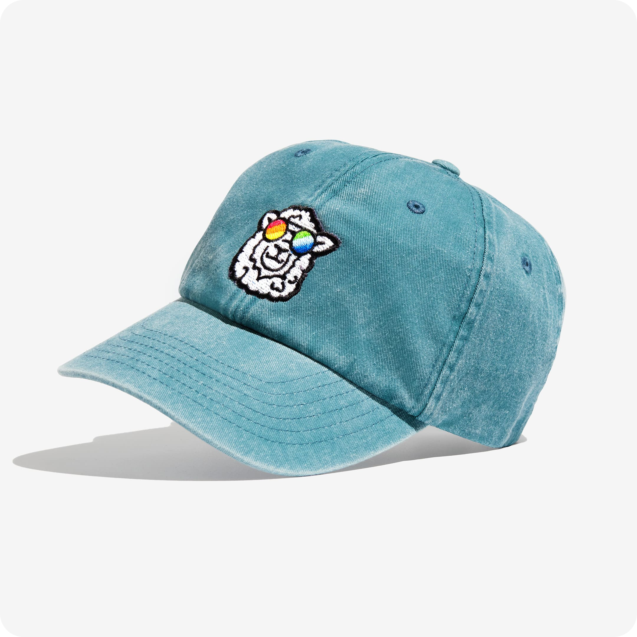 "Sunny" Vintage-Cap von Rainbow Wool "Sunny" Vintage-Cap mit einem Schaf- Motiv aus schwuler Schafwolle auf einem weißen Hintergrund.
