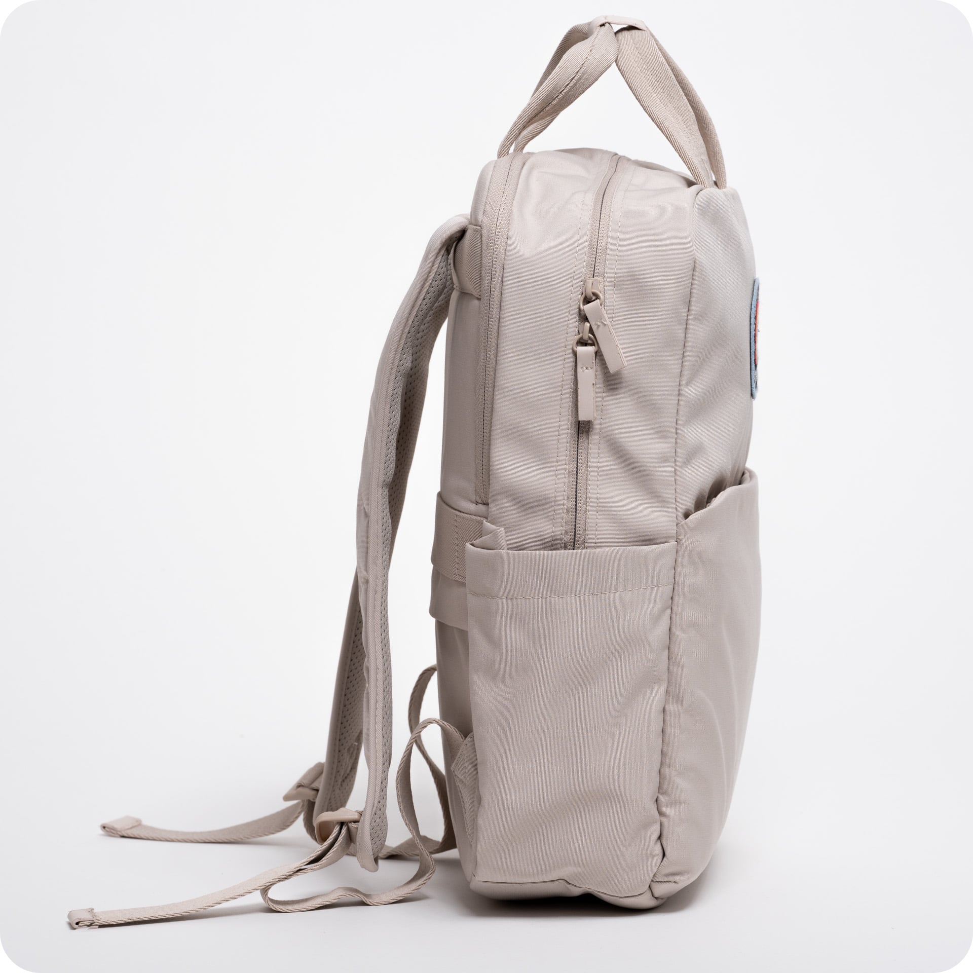 Seitenansicht des Rucksacks "It's cool to be schwool" aus der limitierten Kollektion