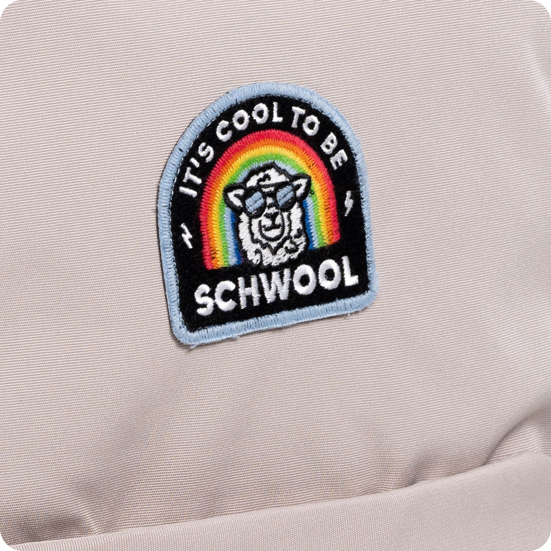 Nahaufnahme des Rucksacks "It's cool to be schwool" aus der limitierten Kollektion