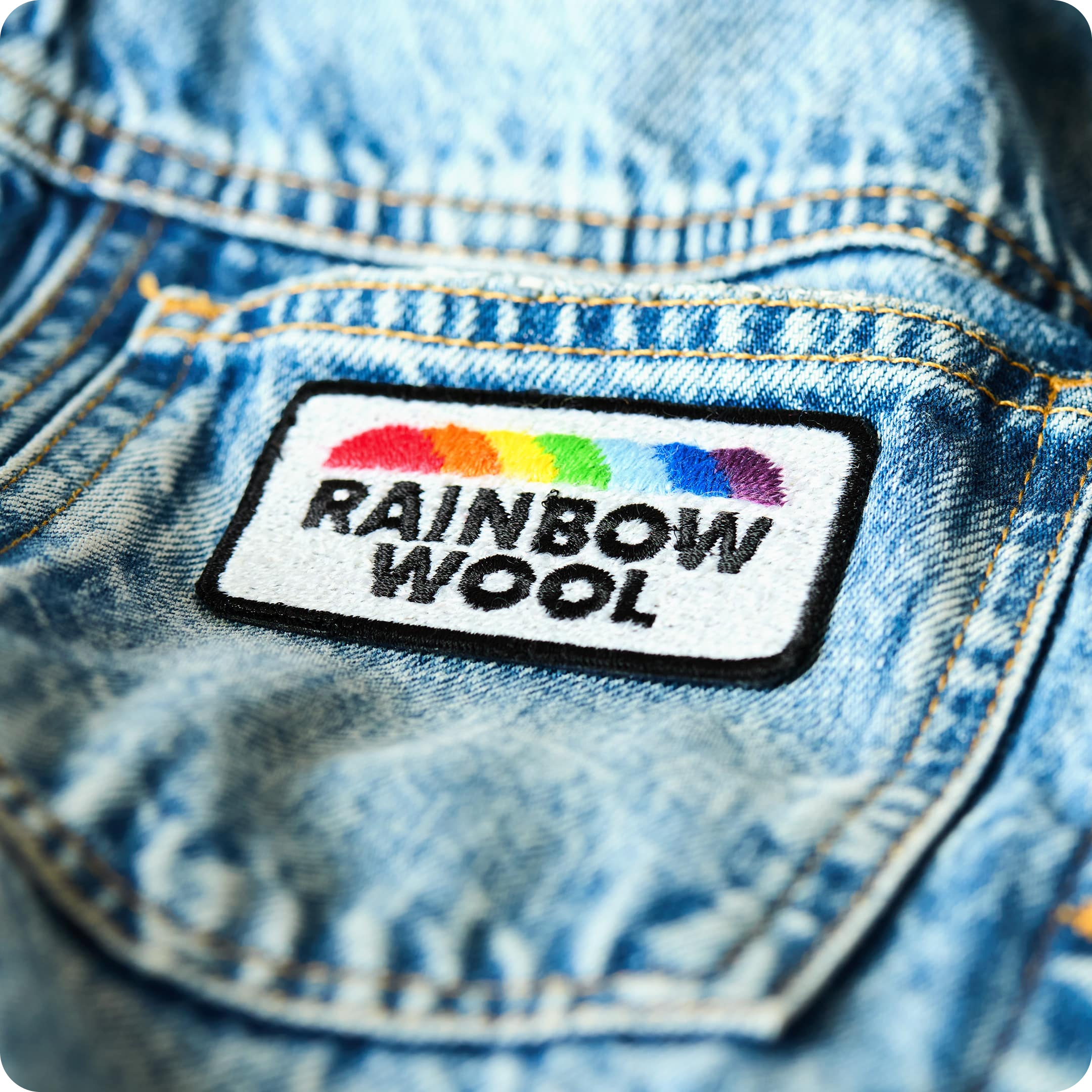 Patch "Rainbow Wool" aus schwuler Schafwolle auf Jeansstoff.