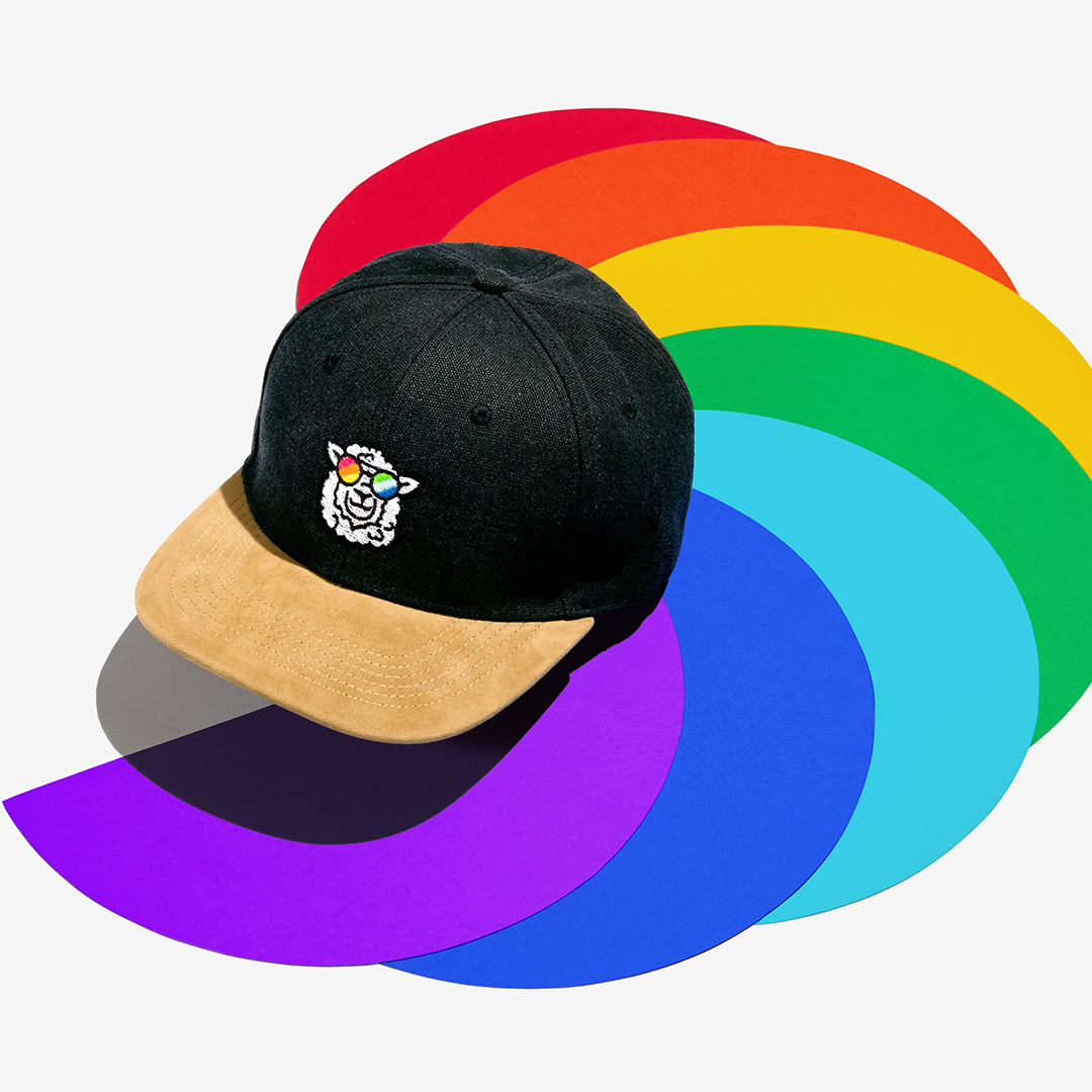 "Sunny" Skater-Cap mit einem Schaf-Motiv aus schwuler Schafwolle auf einem bunten Hintergrund.