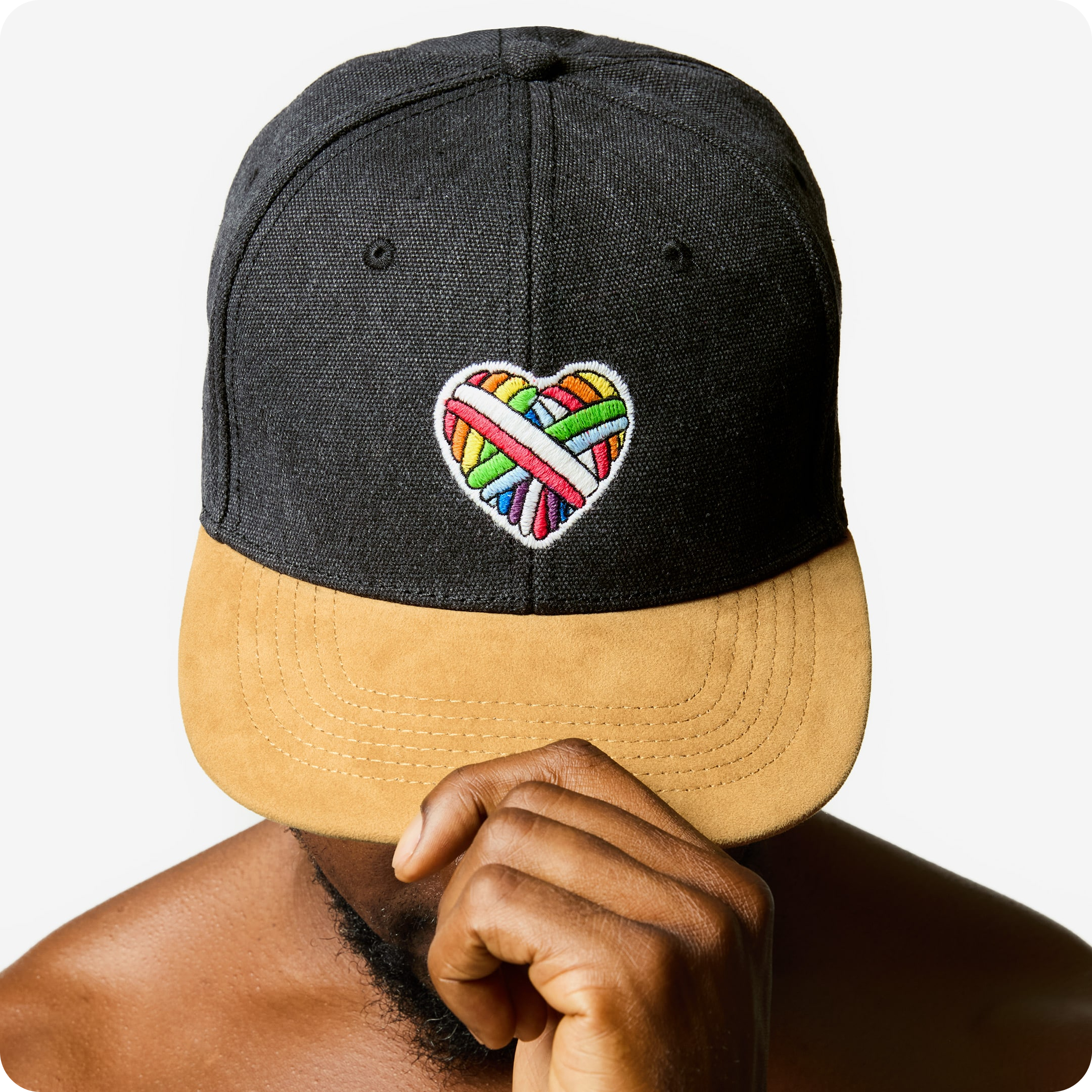 "Woolen Heart" Skater-Cap mit einem Herz-Motiv aus schwuler Schafwolle auf dem Kopf eines männlichen Models.