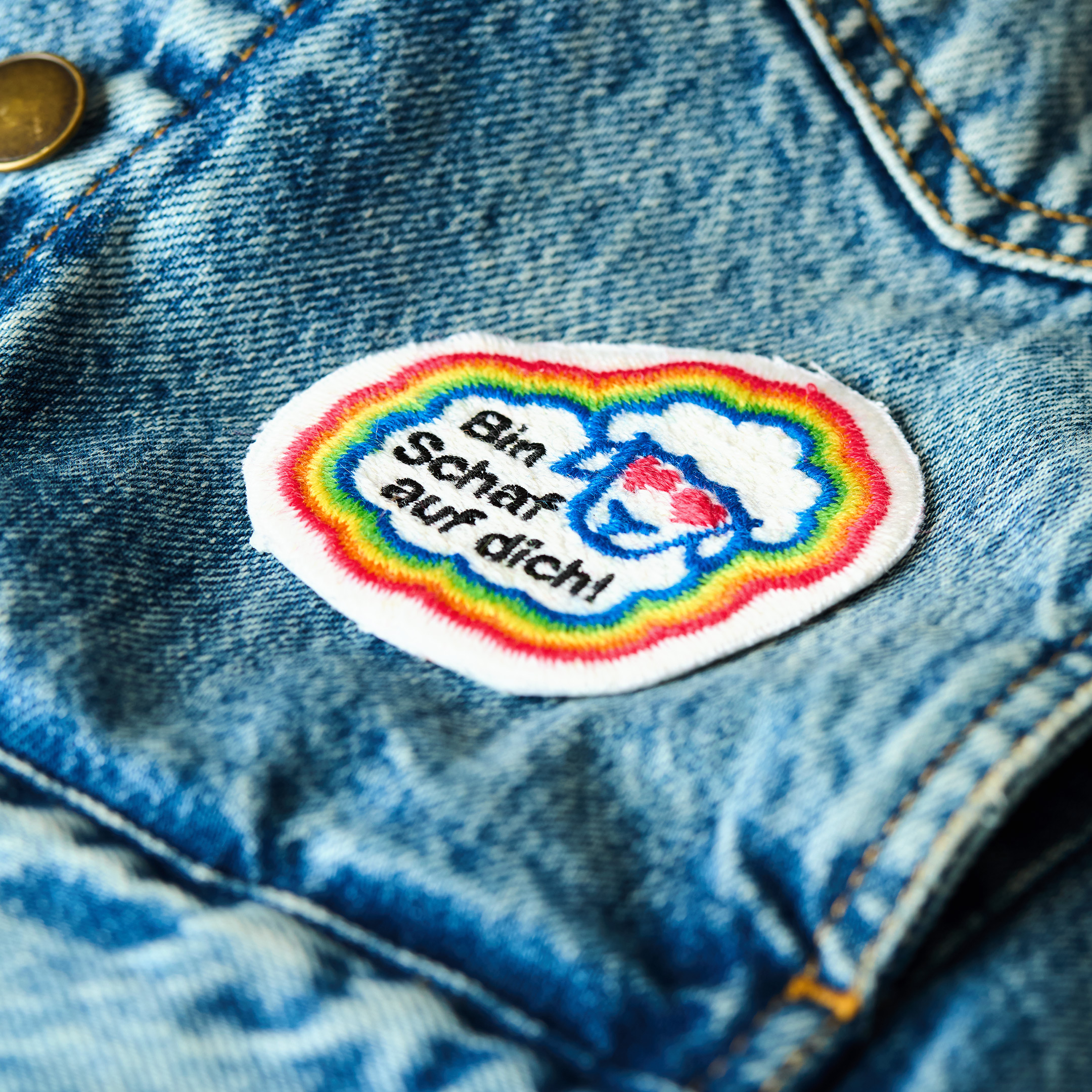 Patch "Bin Schaf auf dich!" made of gay sheep wool on denim.