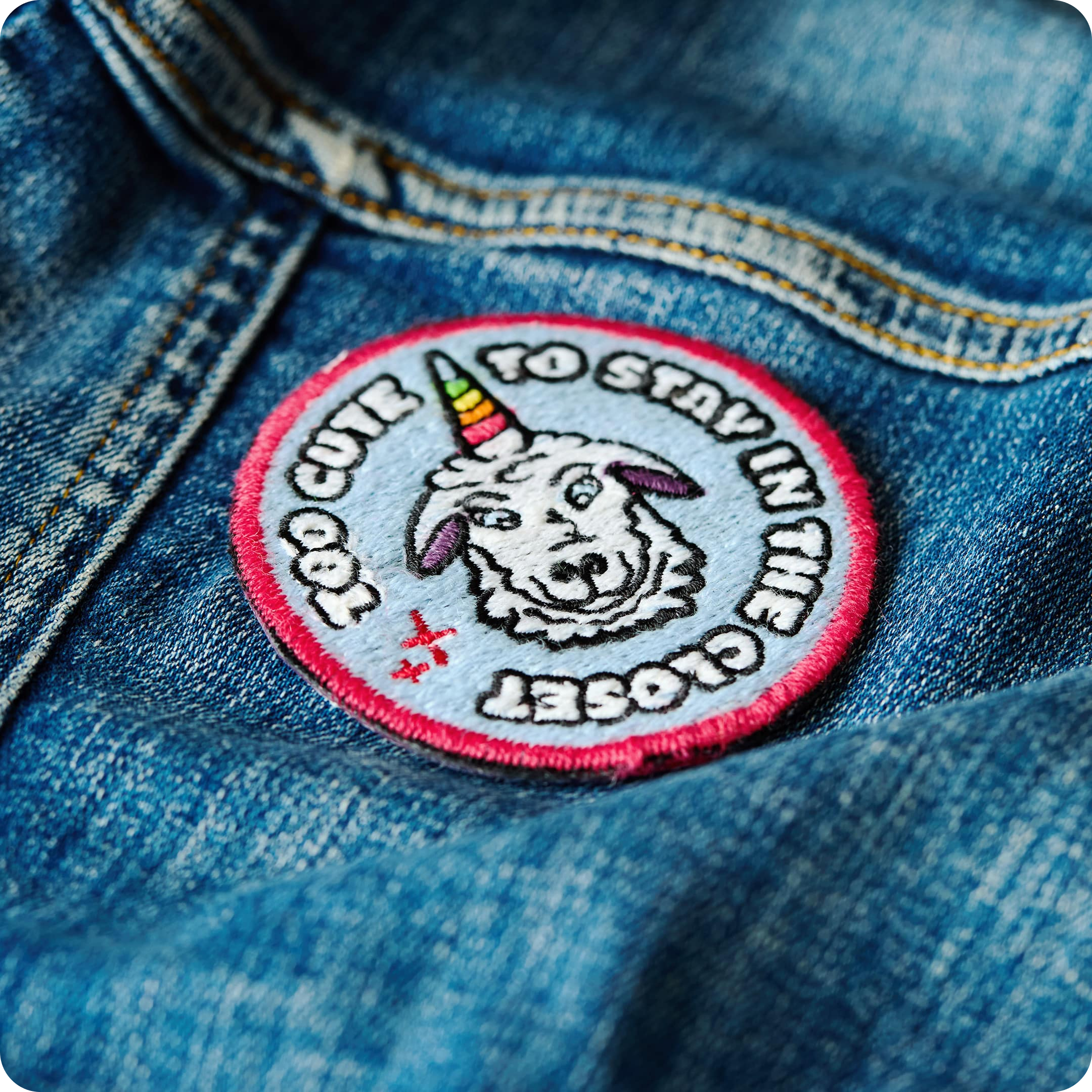 Patch "too cute to stay in the closet" aus schwuler Schafwolle auf Jeansstoff.