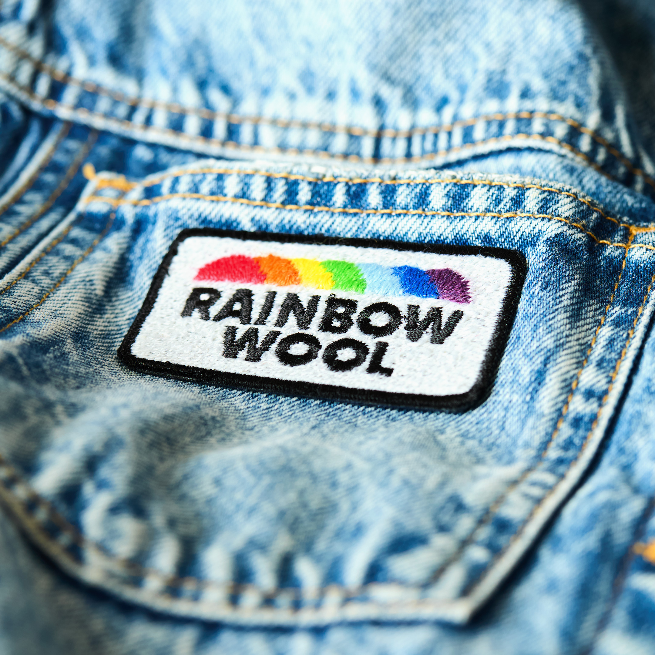 Patch "Rainbow Wool" aus schwuler Schafwolle auf Jeansstoff.