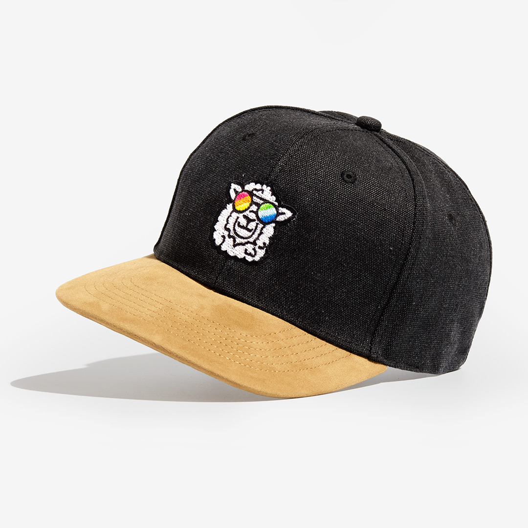 "Sunny" Skater-Cap mit einem Schaf-Motiv aus schwuler Schafwolle auf einem weißen Hintergrund.