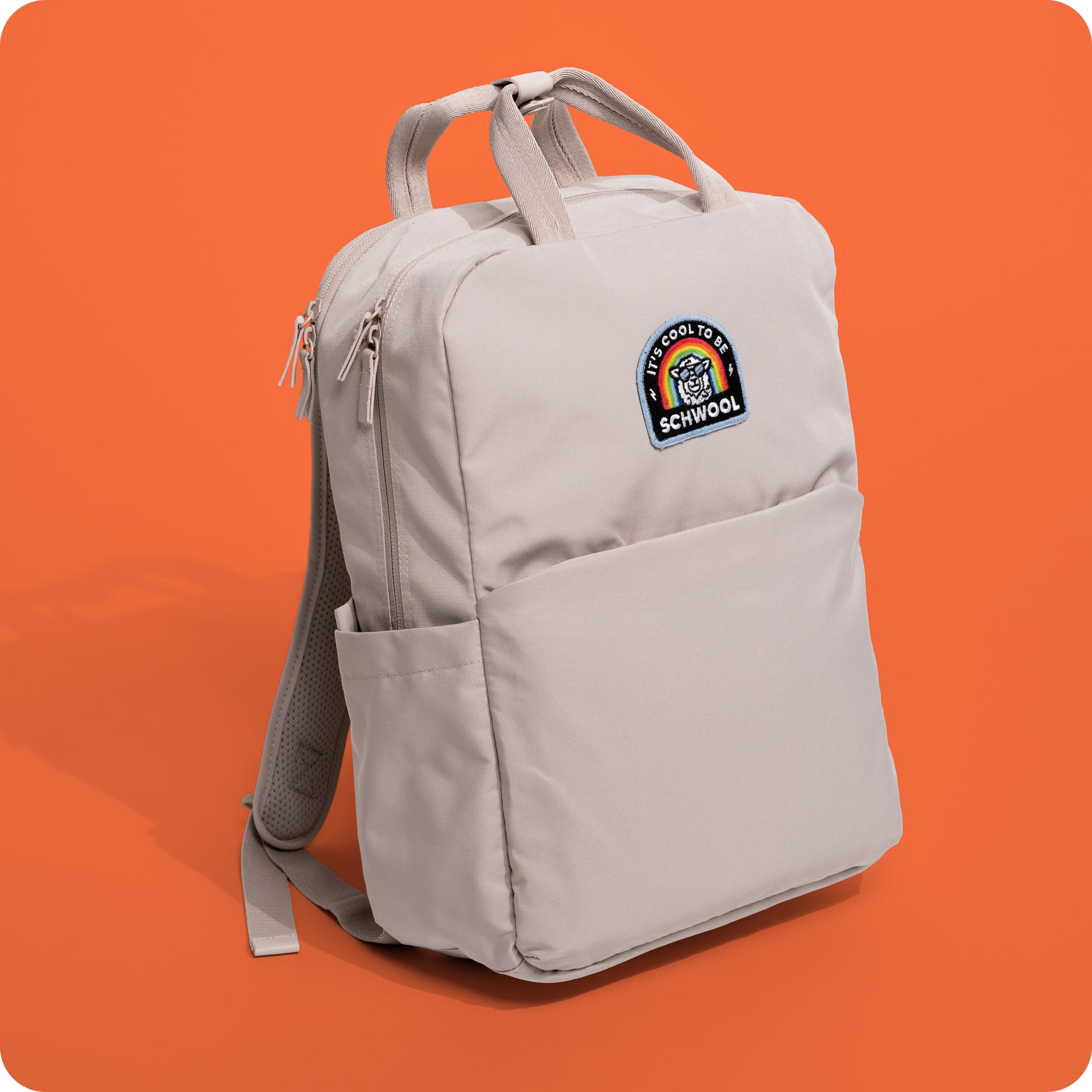 Dreiviertelansicht des Rucksacks "It's cool to be schwool" aus der limitierten Kollektion