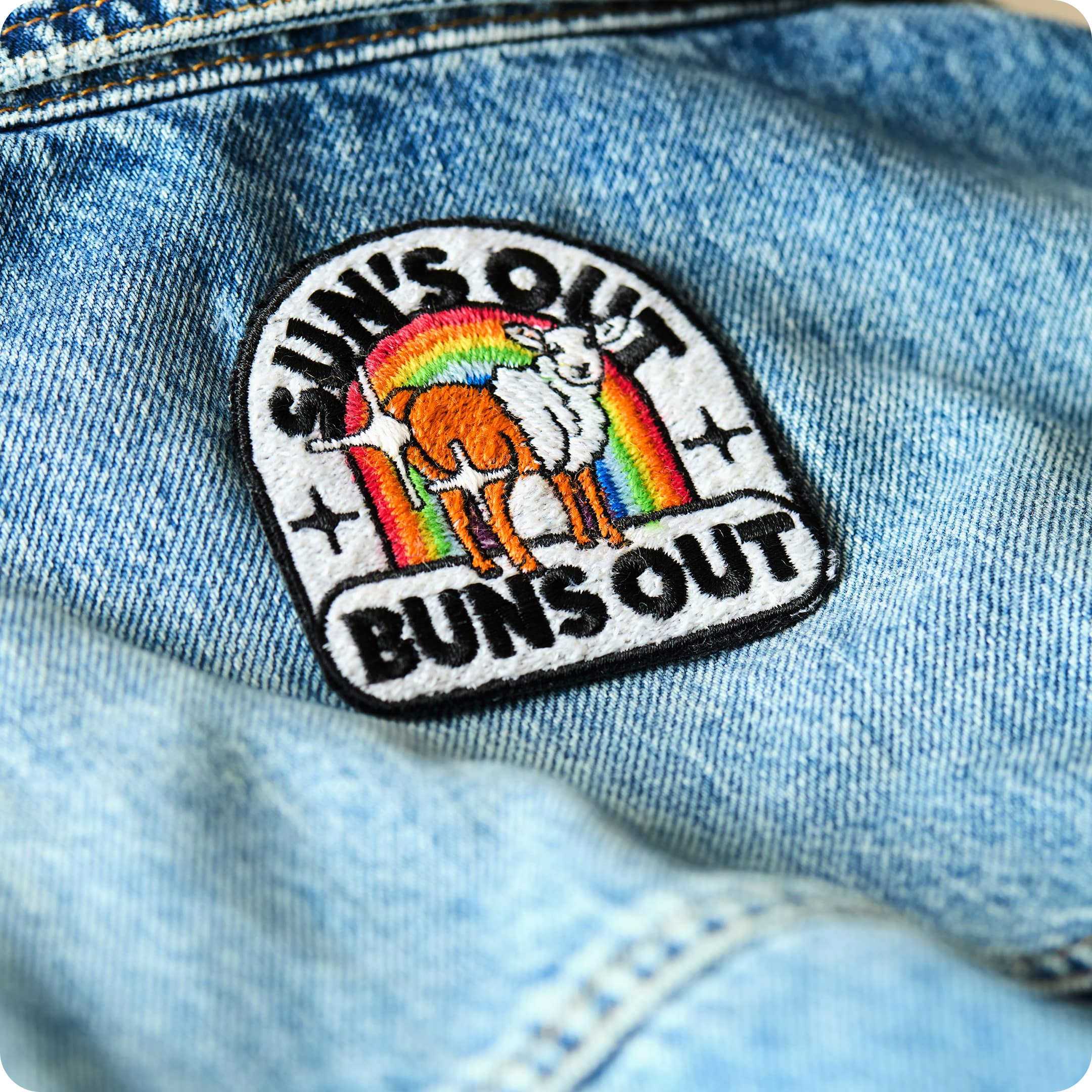 Patch "sun's out buns out" aus schwuler Schafwolle auf Jeansstoff.